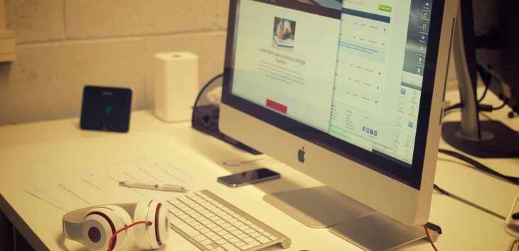 creative-apple-desk-office